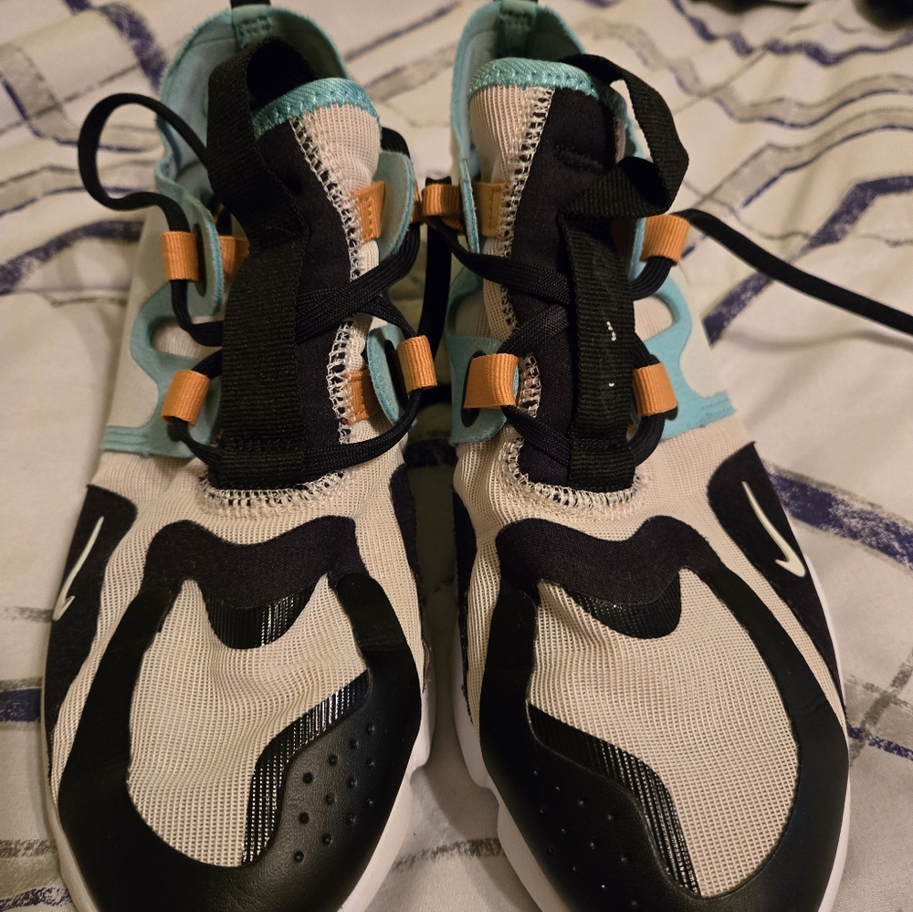 Vintage Nike Sneakers with Teal Accents